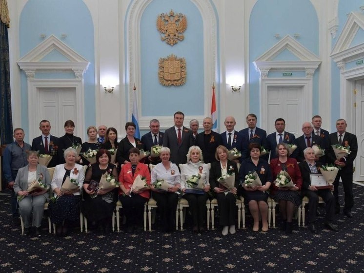 Перед 9 Мая омский губернатор Виталий Хоценко вручил жителям почетные награды