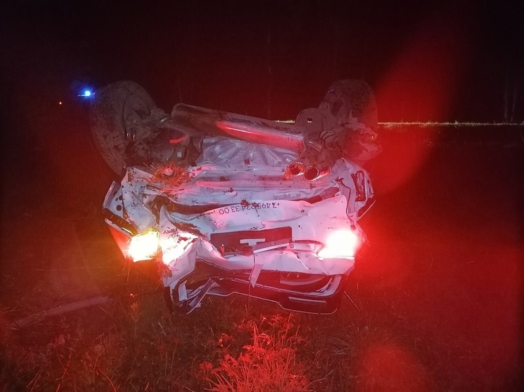 В Тверской области пьяные молодые люди пострадали в ДТП: автомобиль перевернулся