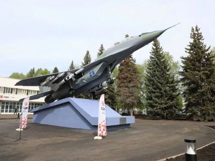 В Уфе открыли памятник истребителю МиГ-29УБ