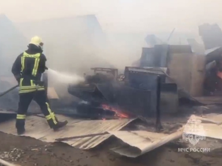 Дома на площади в 600 кв. м. горели в Екатеринбурге