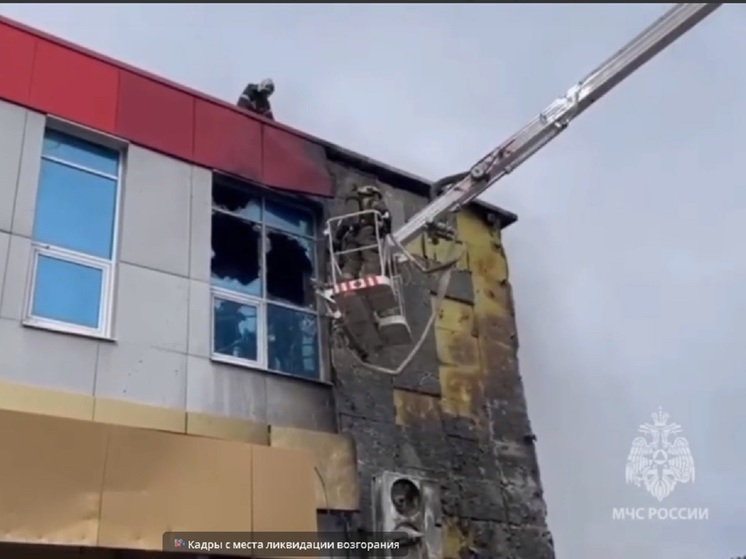Фасад и пристрой к магазину горели в Каменске-Уральском