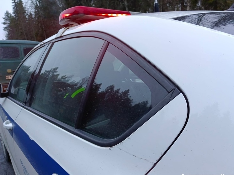 Автомобилистка в Карелии застряла в промоине по пути домой