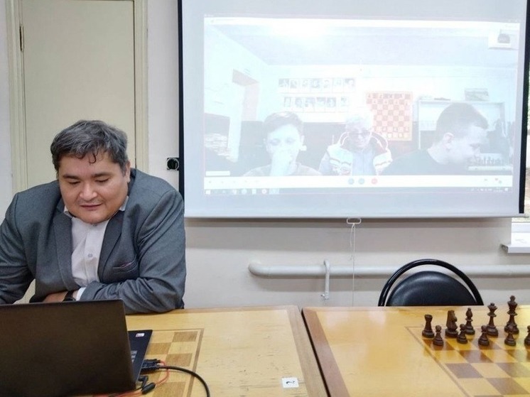 Шахматист из Элисты провел мастер-класс для детей из города Антрацит