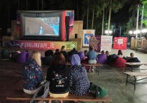 Уличный кинотеатр в Центральном парке Йошкар-Олы открывает сезон кинопоказов.