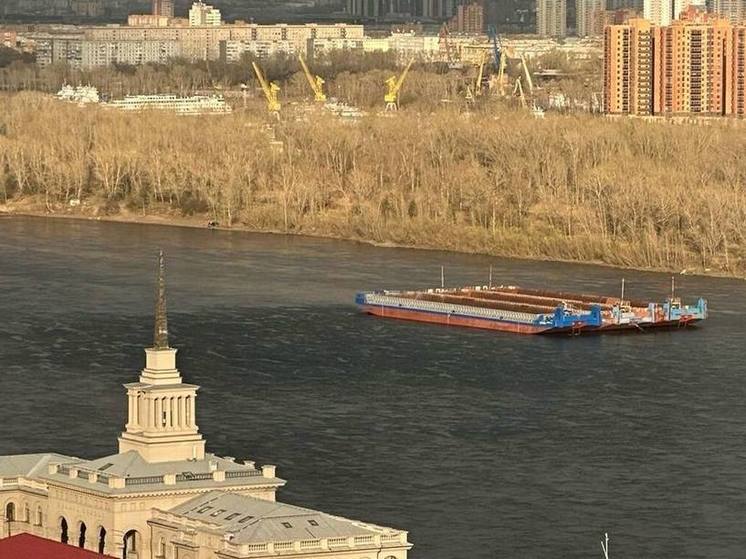 В Красноярске лодка столкнулась с баржей: один человек пропал