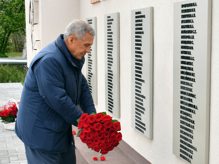 Минниханов в Казани возложил цветы к мемориалу у порохового завода