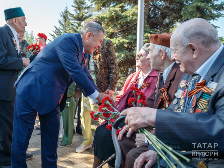 Раис Татарстана Рустам Минниханов поздравил жителей республики с 79-й годовщиной Победы.