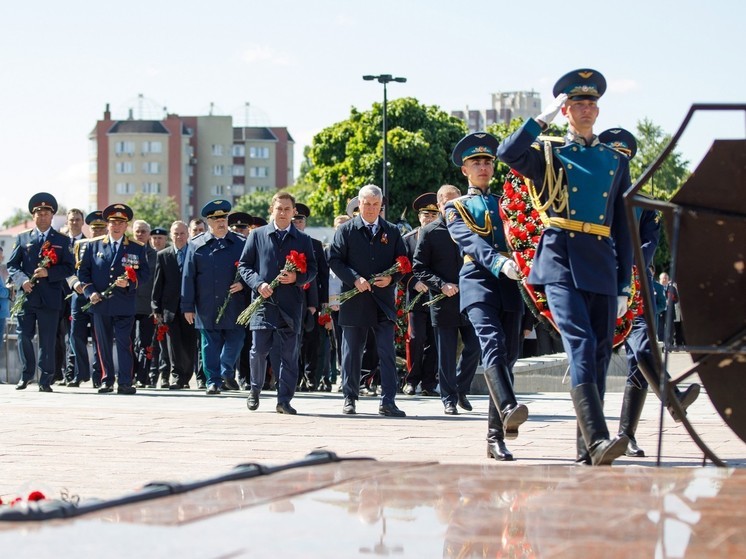 Цветы, подарки, слова благодарности: «Единая Россия» поздравляет ветеранов Великой Отечественной войны в регионе