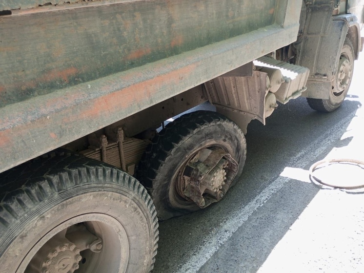 В Абрау-Дюрсо колесо, оторвавшееся от КамАЗа, отправило в больницу пенсионерку