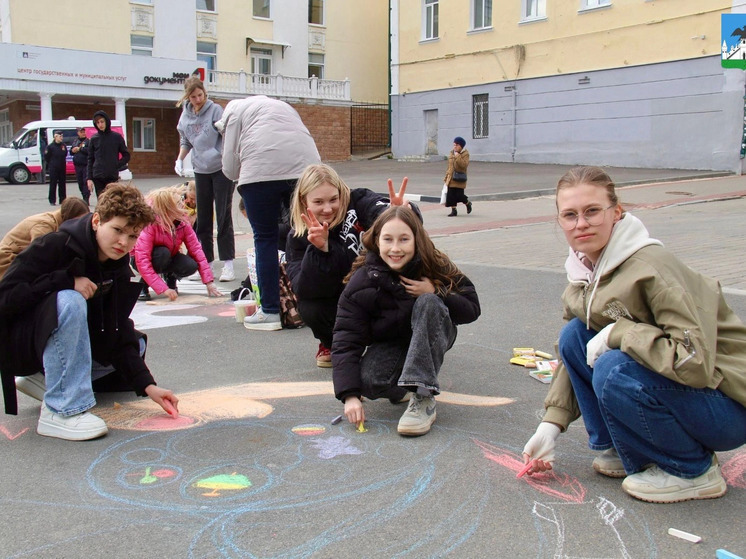 Юные художники Орла превращают улицы в полотна для шедевров