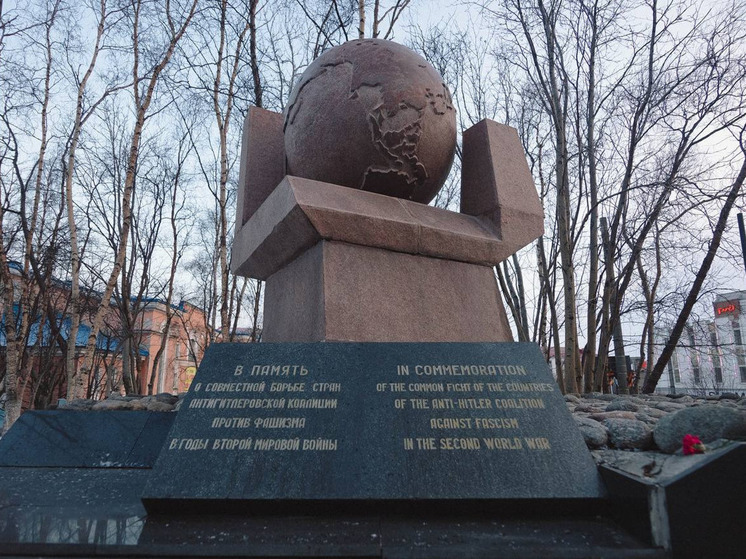 Почти полвека назад, 7 мая 1975 года, на улице Челюскинцев в сквере у Дома культуры моряков появился памятник, воздвигнутый в честь боевого содружества стран антигитлеровской коалиции в годы Второй мировой войны.