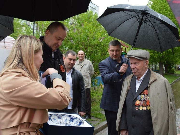 Глава Серпухова поздравил ветерана Николая Левикина