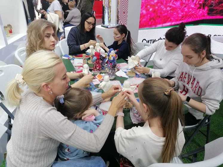 Орловцы на выставке «Россия» провели мастер-класс по созданию семейного оберега