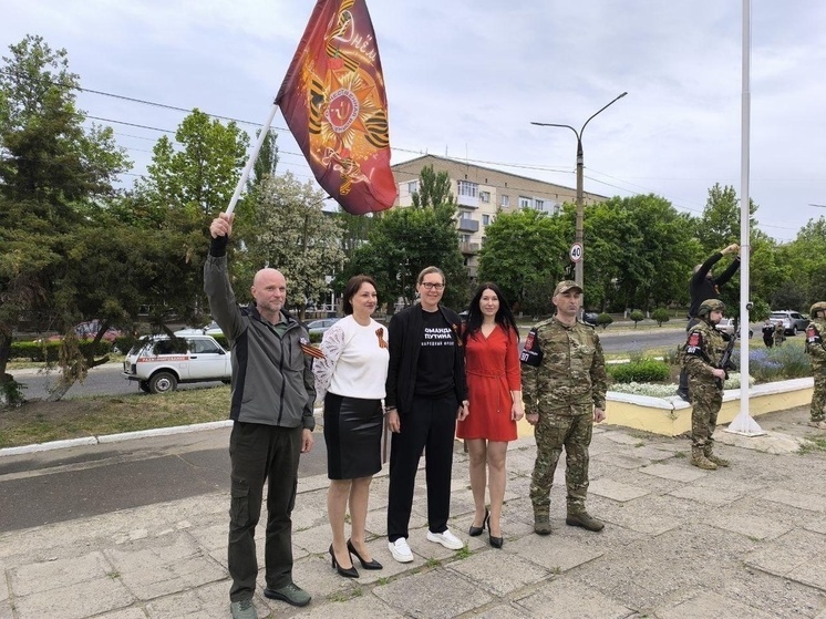 Акимовцы вместе с ярославцами подняли Знамя Победы в центре Акимовки
