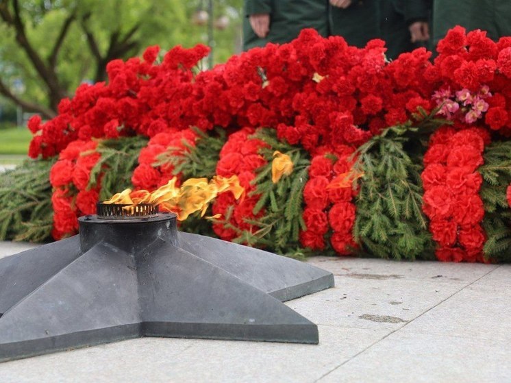 Цветы возложили у мемориалов Серпухова