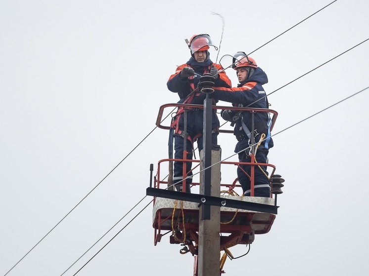 Специалисты «Тверьэнерго» восстанавливают нарушенное непогодой электроснабжение потребителей