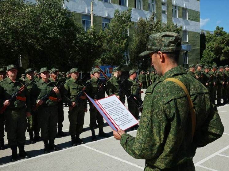 Об особенностях предстоящей армейской службы рассказывает военный комиссар Республики Крым полковник Евгений Машуков. Темп работы призывных комиссий муниципальных образований республики военный комиссар Крыма оценивает на «отлично».