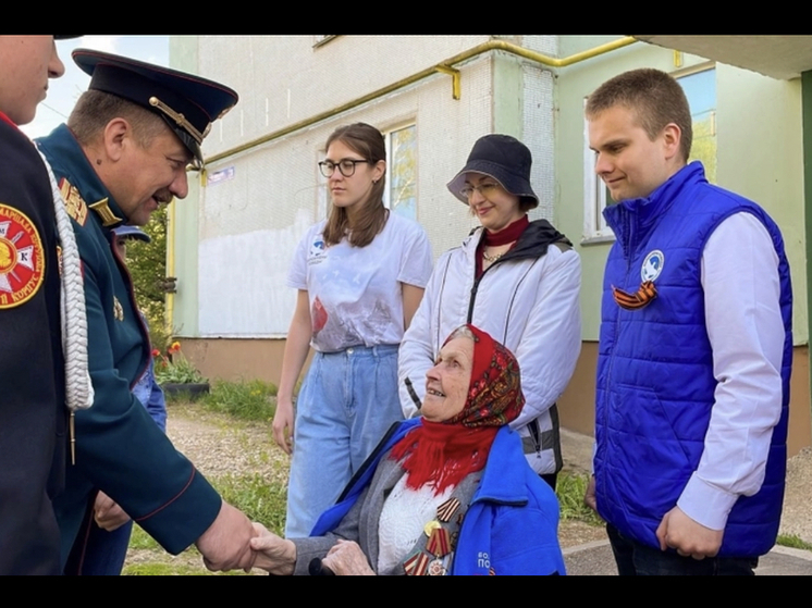 Смоленские волонтёры и военнослужащие приносят праздник во дворы домов волонтеров