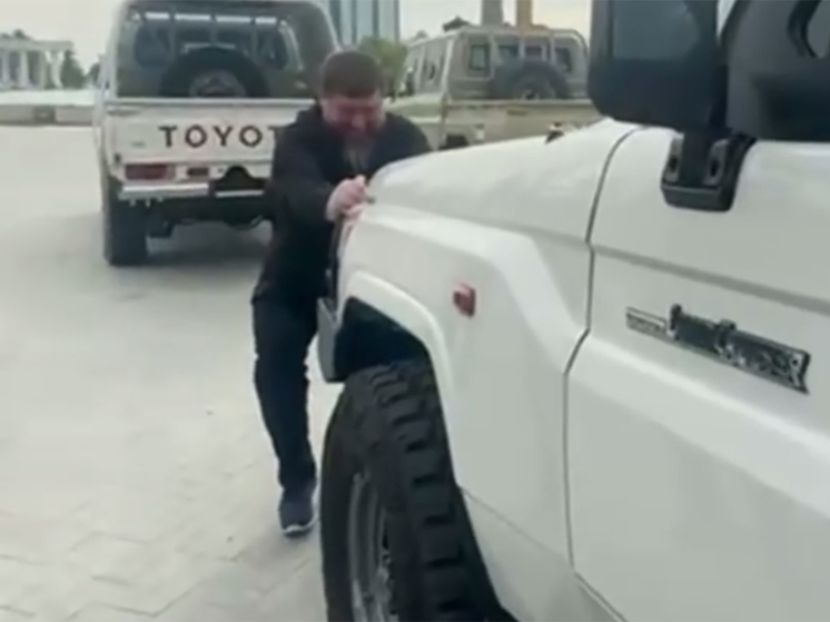 В соцсетях распространилось видео с главой Чечни Рамзаном Кадыровым, сдвигающим внедорожник руками