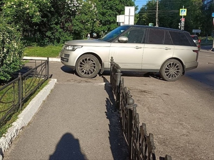 В Курске на улице Кати Зеленко автохам на «Лэнд Ровере» припарковался на тротуаре
