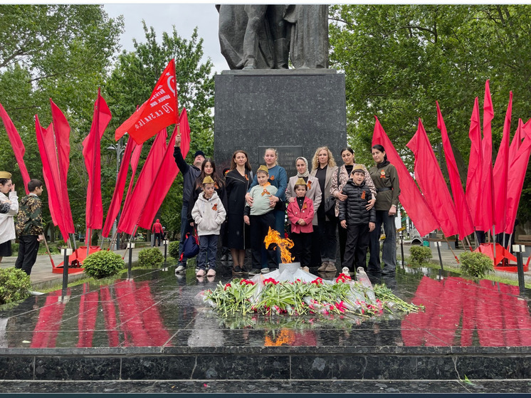 Дагестан отдает дань уважения: Цветы у памятника Воину-освободителю