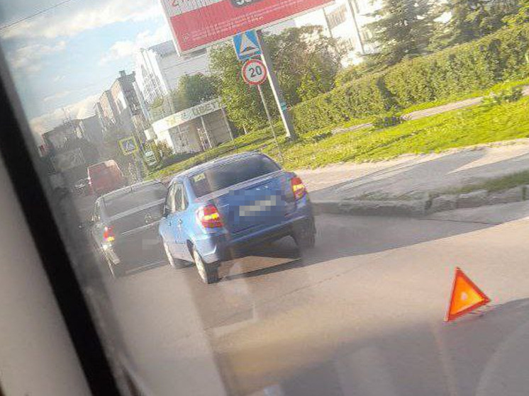 В Курске ДТП с «инвалидкой» на Хрущева собрало пробку