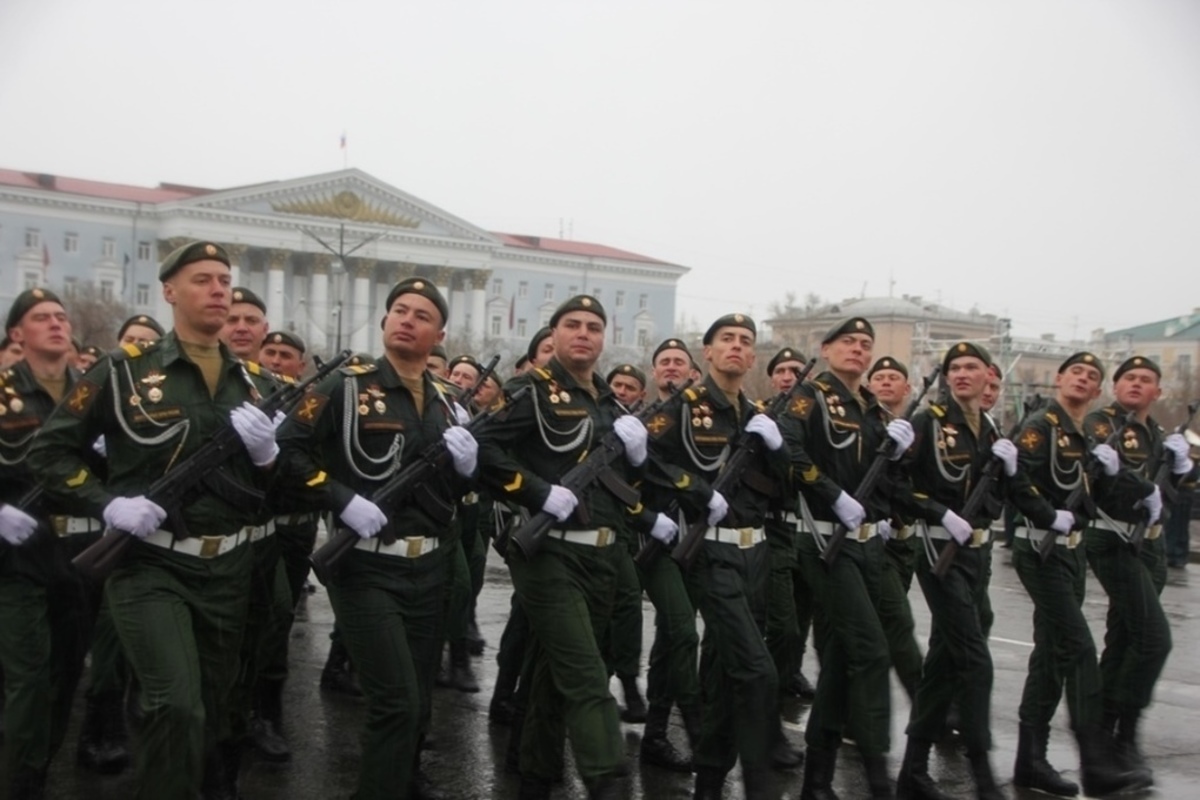 Парад Победы начался на центральной площади Читы - МК Чита