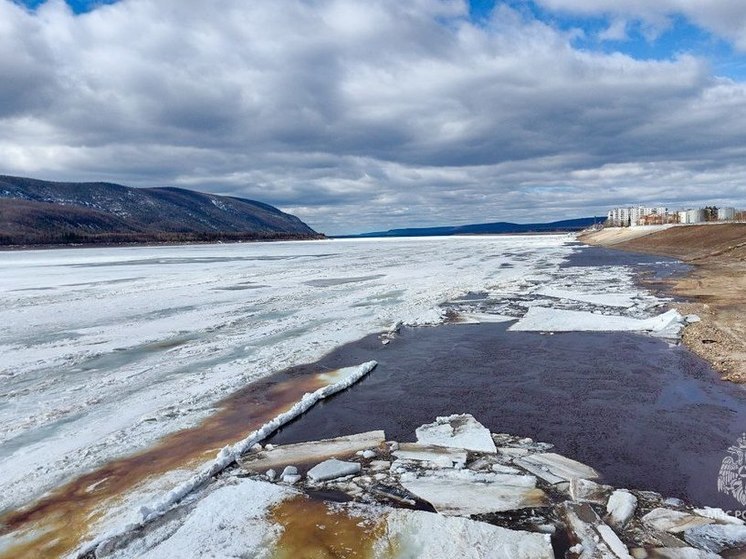  В Якутии активно протекает ледоход на реке Лене