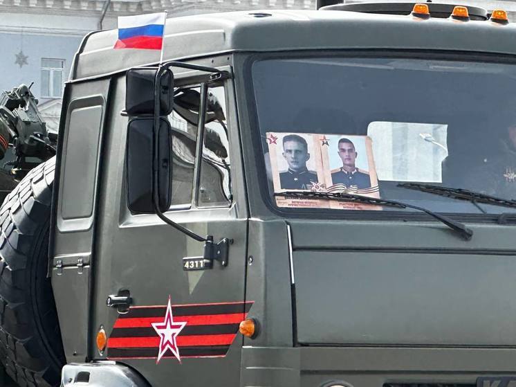 Военная техника в параде Победы в Чите прошла с портретами героев ВОВ