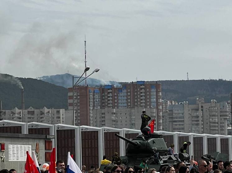 Вертолет Ми-8 тушит пал сухой травы в районе Высокогорья в Чите