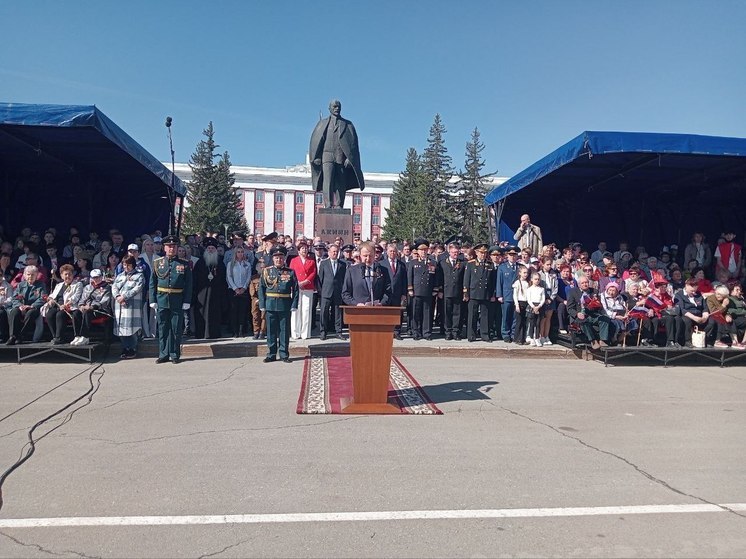 Алтайский губернатор возложил цветы к Мемориалу Славы