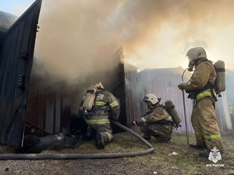 Четыре машины и 29 гаражей сгорели в Комсомольске-на-Амуре