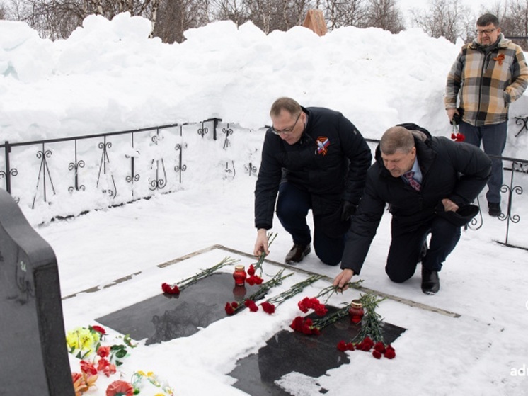 Глава Нарьян-Мара Олег Белак возложил цветы на воинском захоронении
