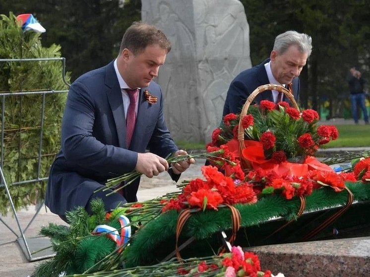 Официальные лица Омской области почтили память погибших воинов-омичей в парке Победы