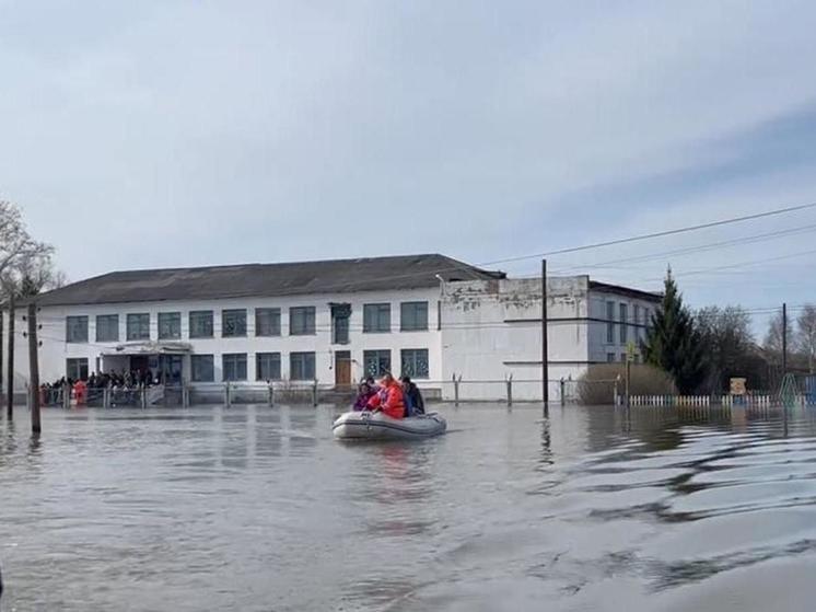 Эвакуация затопленном районе Омской области продолжалась до глубокой ночи