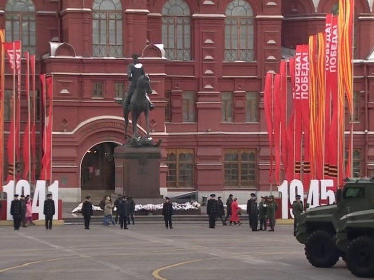 Песков: аномальная погода в Москве не повлияет на проведение Парада Победы