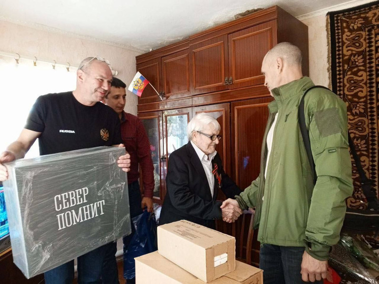 Жители Мурманской области передали подарки ветеранам Приморского района