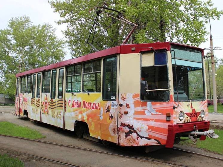 По Челябинску курсирует праздничный трамвай