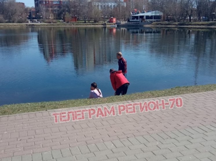 В День Победы в Томске чуть не утонула девочка на электромашинке