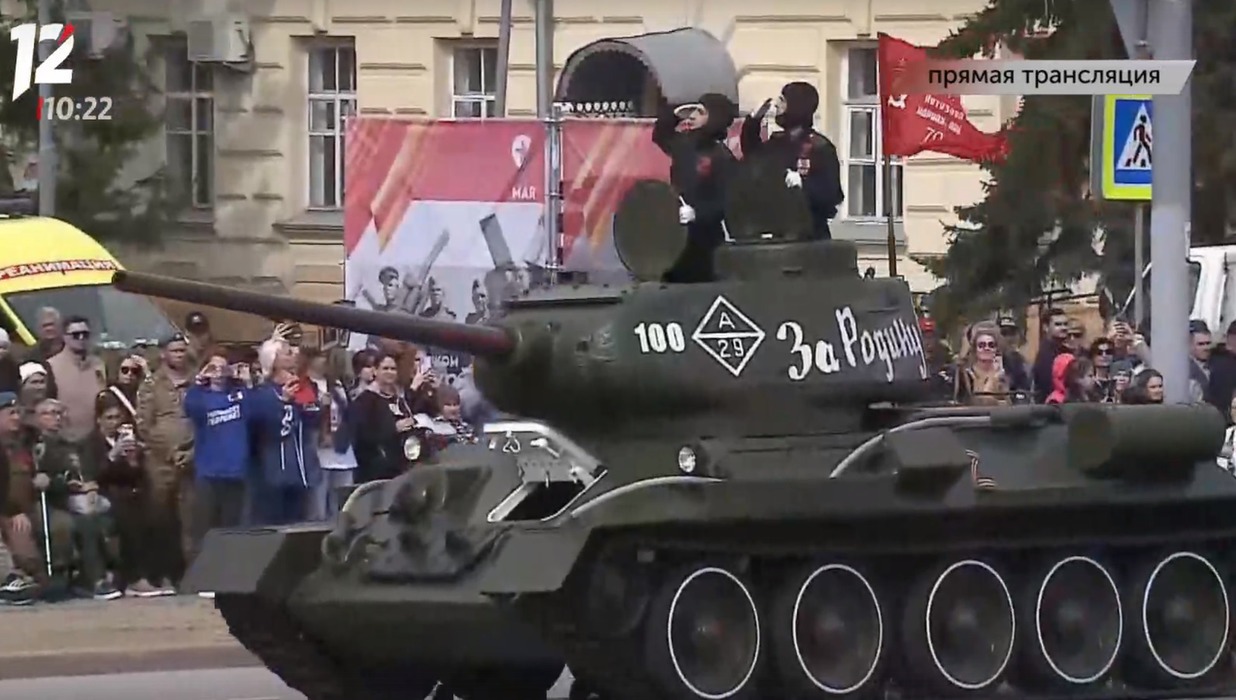 В Омске прошёл парад ко Дню Победы: 17 кадров торжественного построения войск