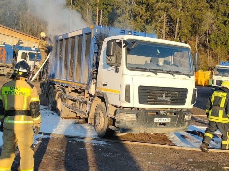 Мусоровоз полыхал ранним утром в Сортавале
