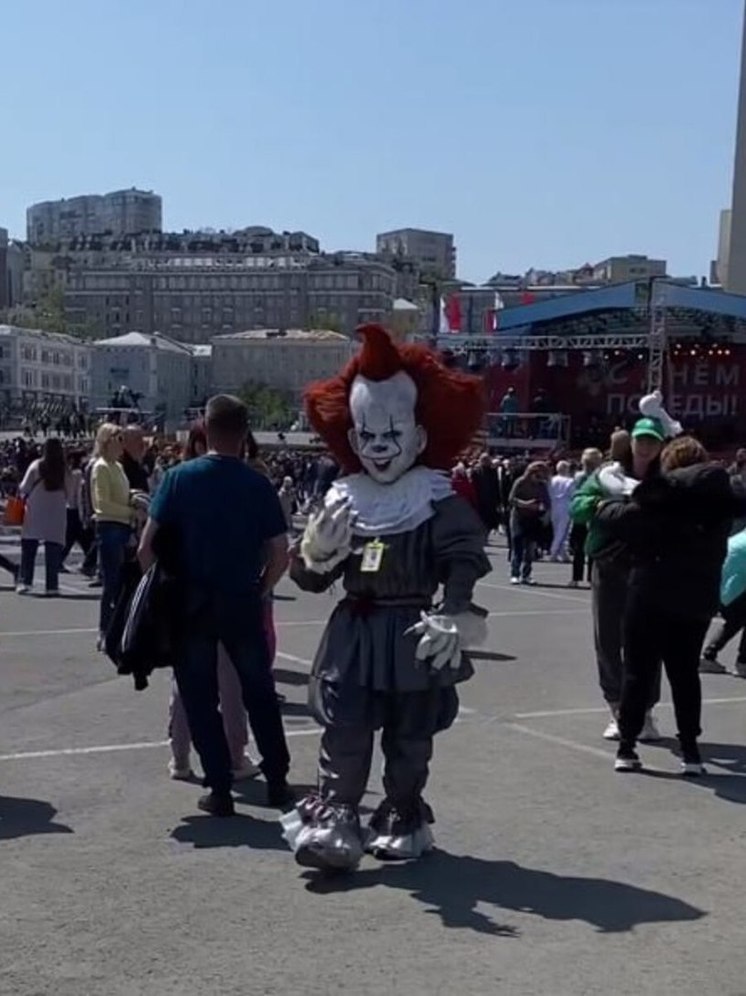 Клоун из «Оно»‎ пришел на праздничные мероприятия во Владивостоке