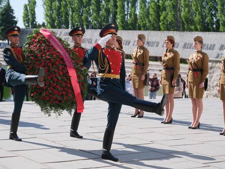 В День Победы волгоградцы возлагают цветы на главной высоте России