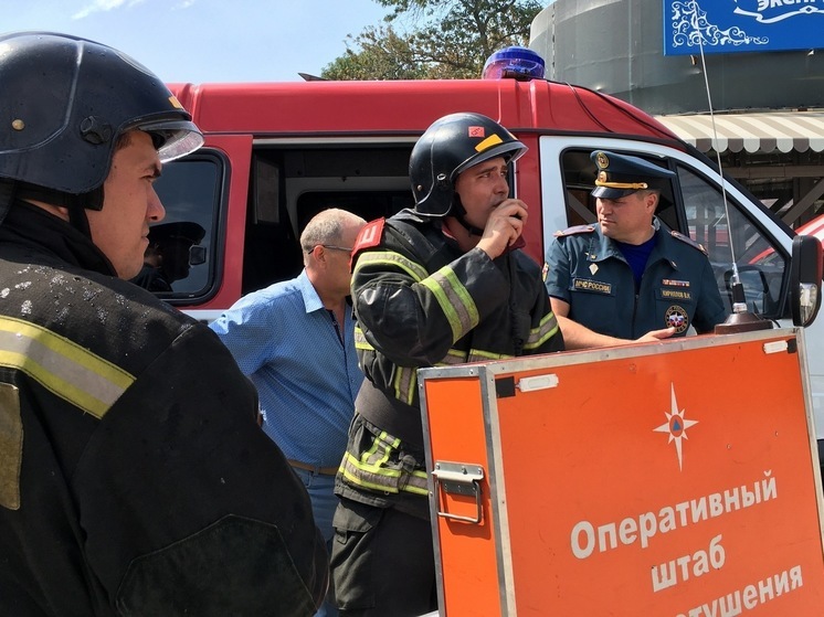 Балаковские пожарные три дня тушат расселенные бараки и памятник архитектуры