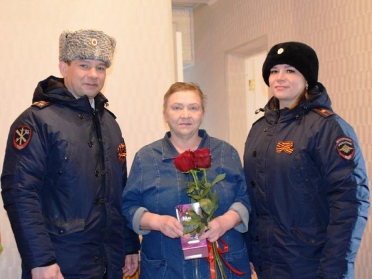 Стражи порядка НАО навестили вдов и матерей погибших коллег