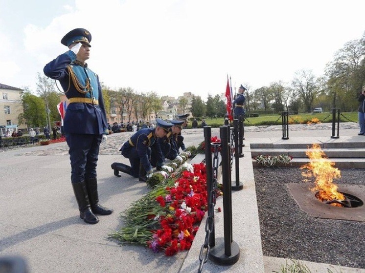 Памятный ритуал в честь погибших бойцов состоялся у Вечного огня в Пскове