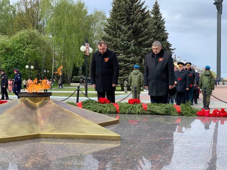 В Йошкар-Оле состоялось возложение цветов к мемориалу Воинской Славы