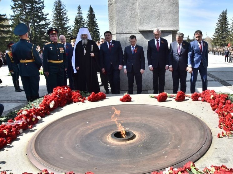 На Монументе Славы в Новосибирске первые лица возложили цветы к Вечному огню