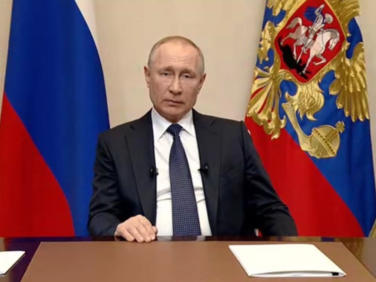 Путин объявил на параде Победы минуту молчания
