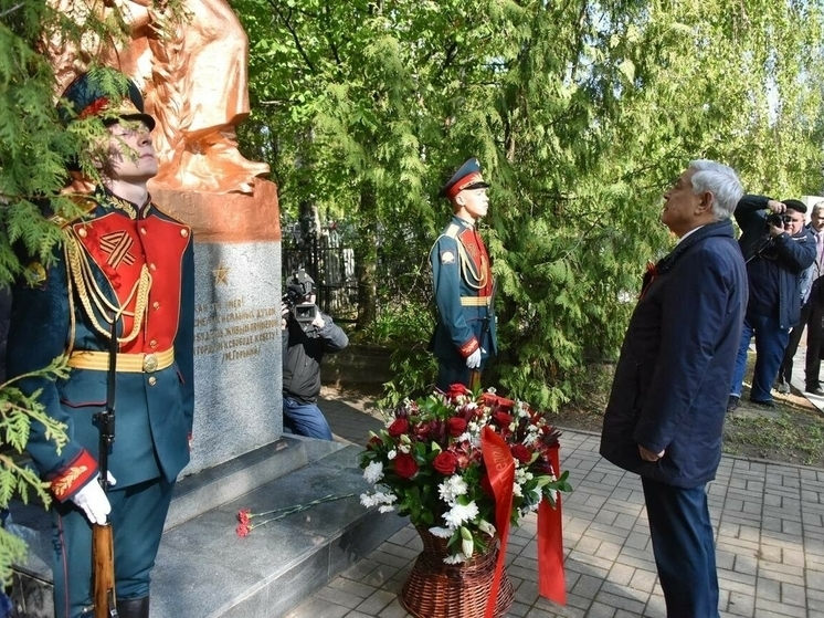 Фарид Мухаметшин возложил цветы к воинским захоронениям на Архангельском кладбище в Казани.